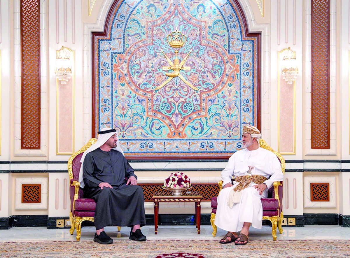 سلطان عُمان ورئيس الإمارات يجددان إدانتهما للعدوان على قطر