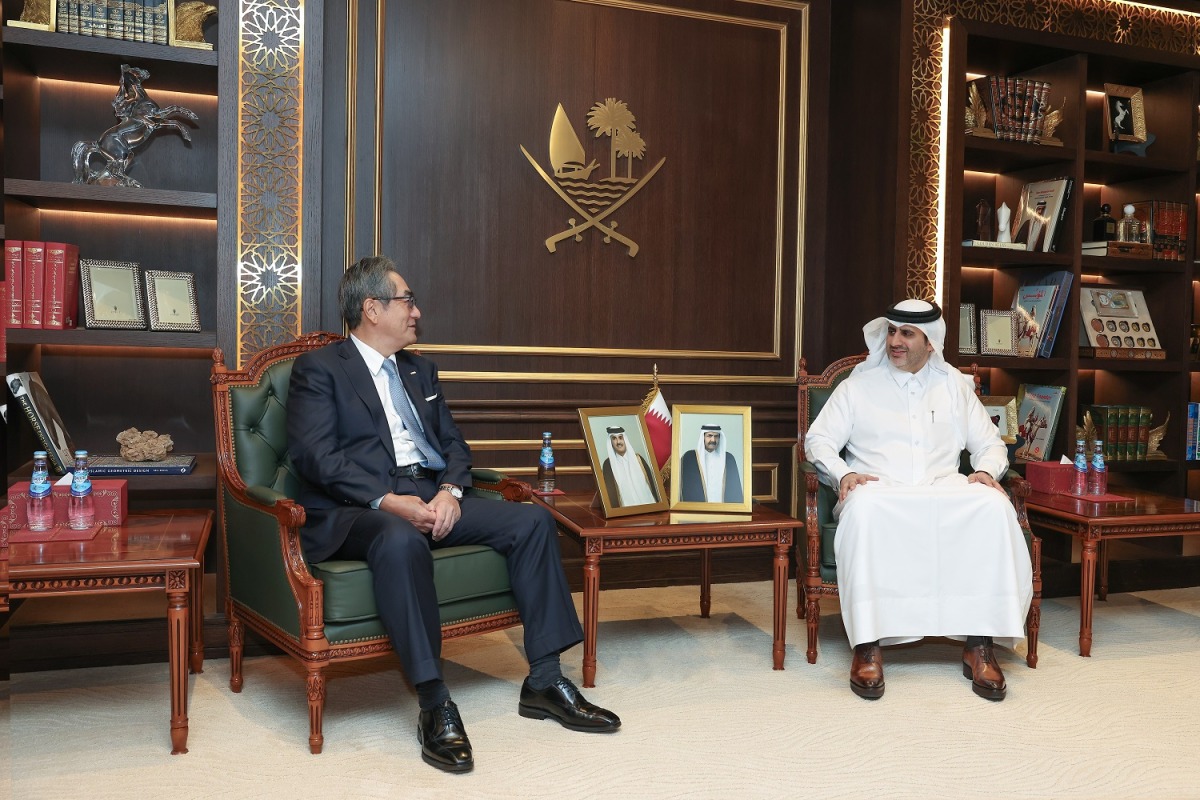 محافظ مصرف قطر المركزي يجتمع مع رئيس مجلس إدارة مجموعة ميزوهو المالية