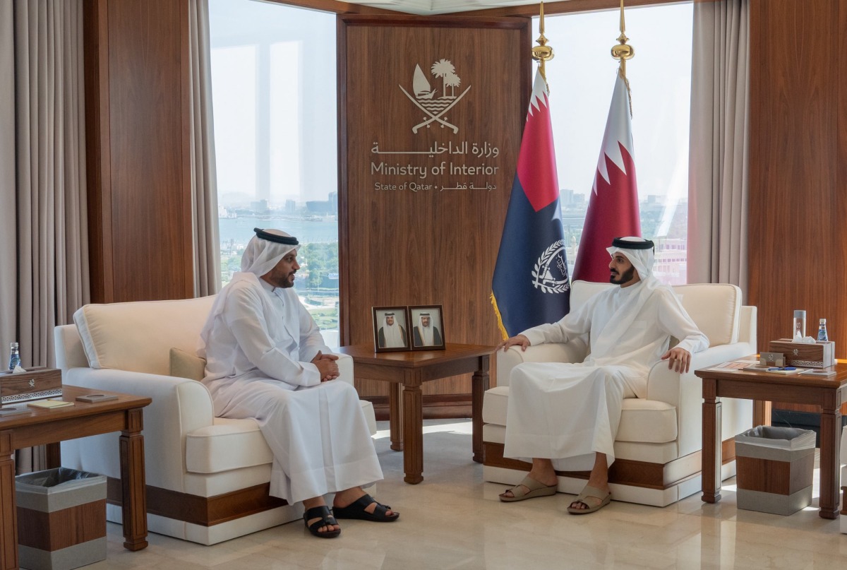 وزير الداخلية يستقبل السفير البحريني لدى الدولة
