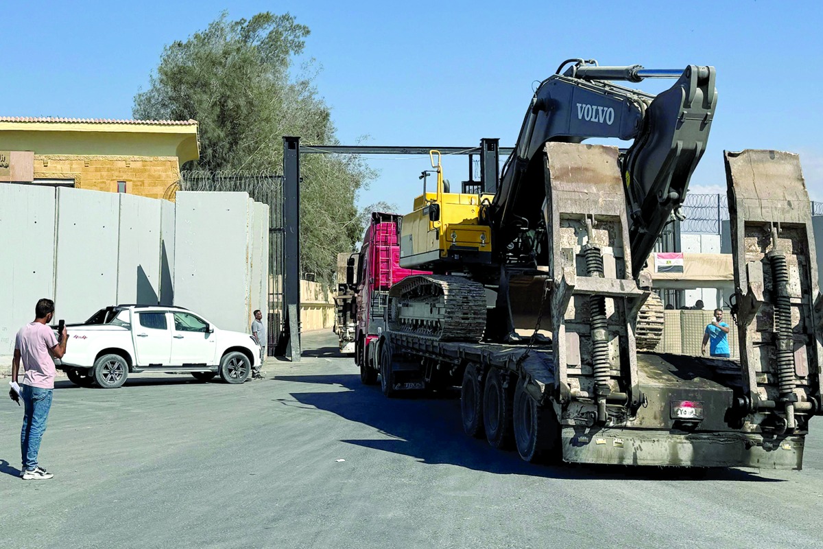 قافلة مصرية تدخل غزة للبحث عن جثامين أسرى إسرائيليين