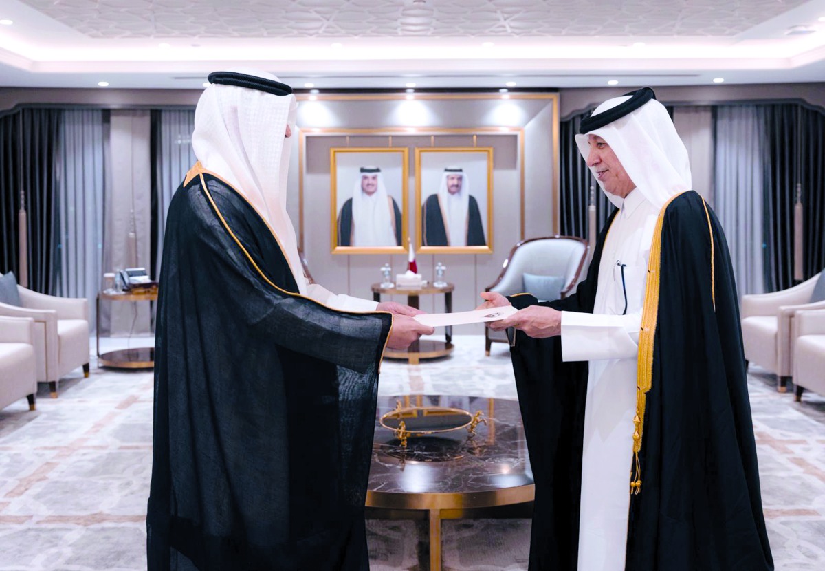 المريخي يتسلم نسخة من أوراق اعتماد سفير الكويت