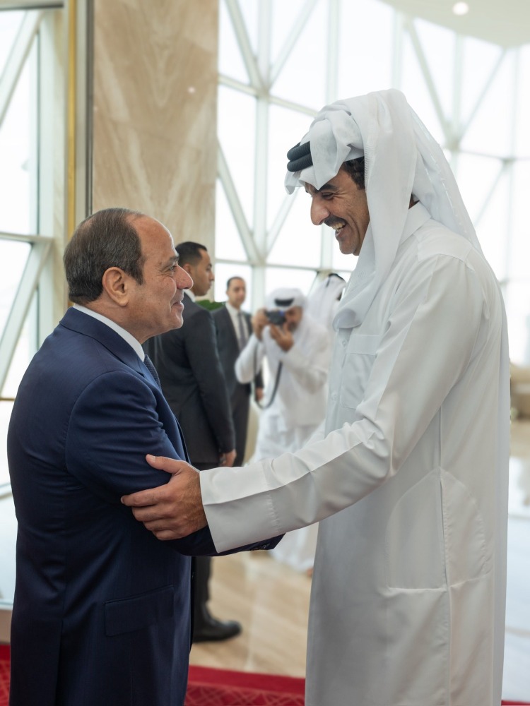 سمو الأمير يتقدم مستقبلي الرئيس المصري