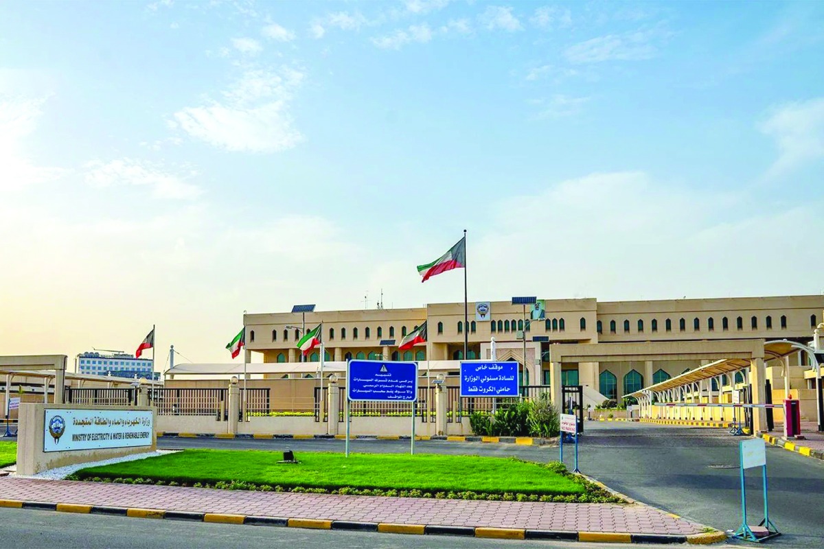 تتصدى لهجمات صاروخية وطائرات مسيرة معادية.. أضرار محدودة في منازل ومرافق بالكويت