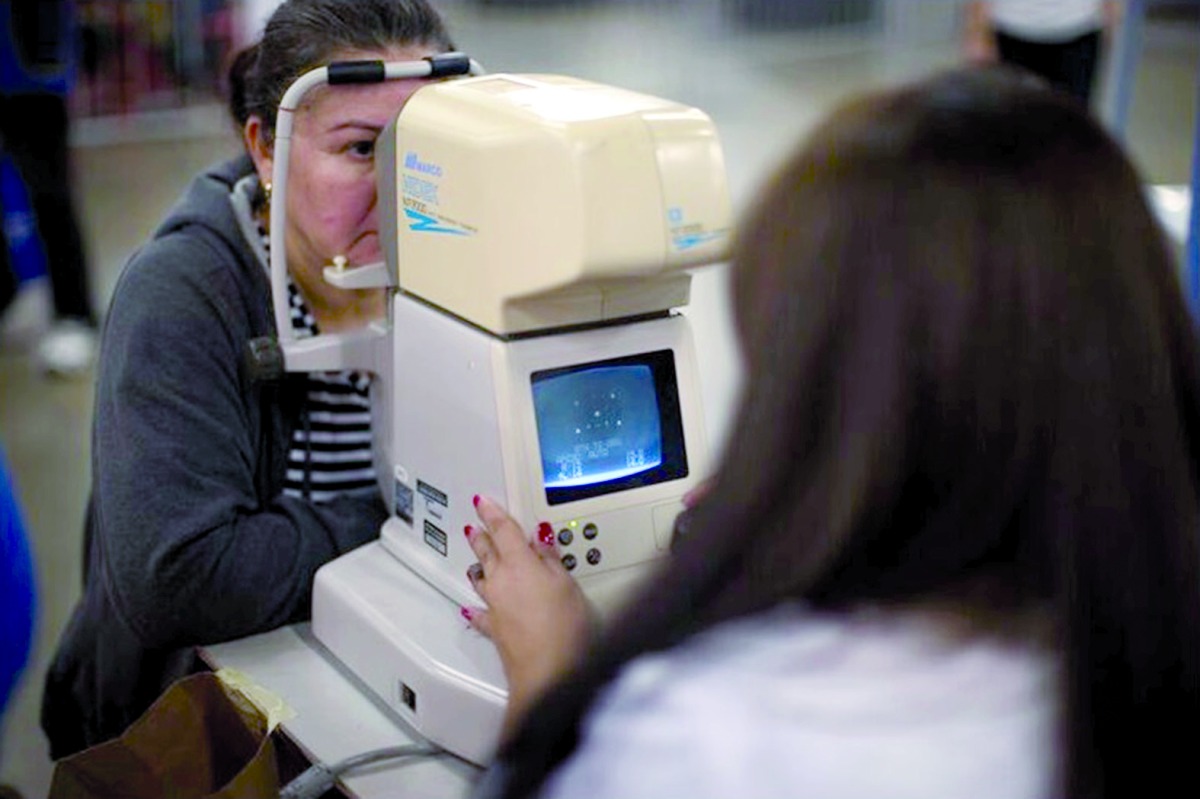 تطوير عدسات لاصقة للوقاية من المياه الزرقاء