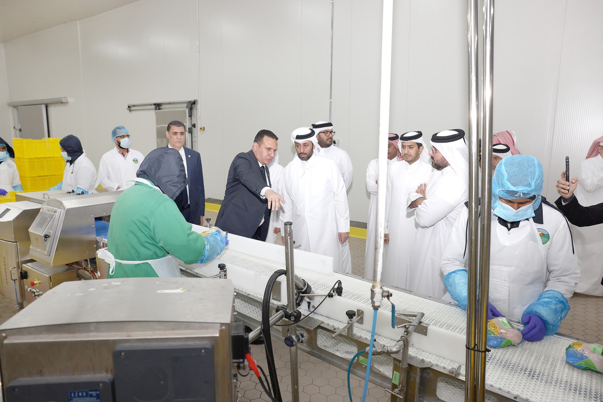 وزير البلدية يقوم بجولة تفقدية على مشاريع إنتاج الدواجن والألبان في &laquo;مزرعتي&raquo;