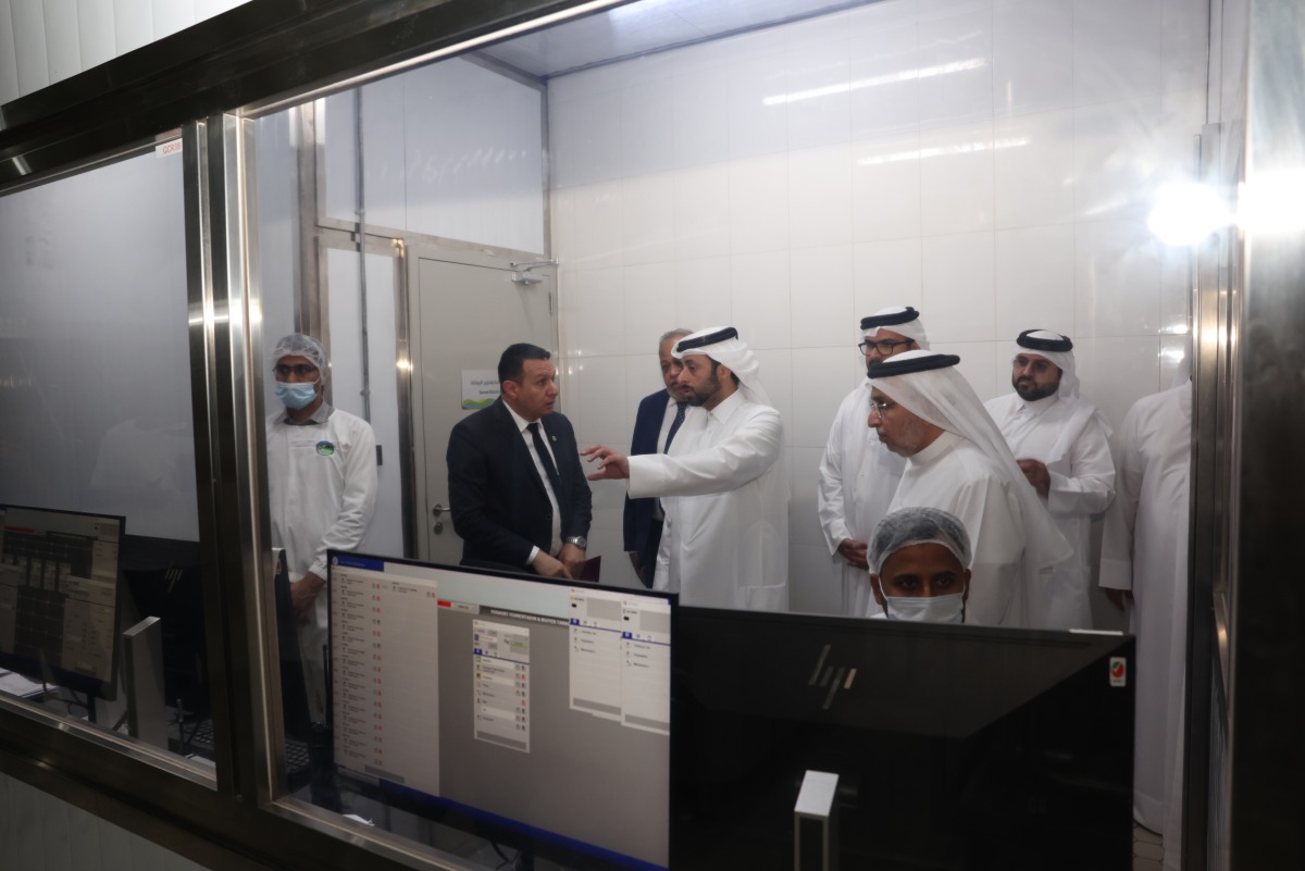 وزير البلدية يقوم بجولة تفقدية على مشاريع إنتاج الدواجن والألبان في "مزرعتي" ويطّلع على دورها في دعم الأمن الغذائي