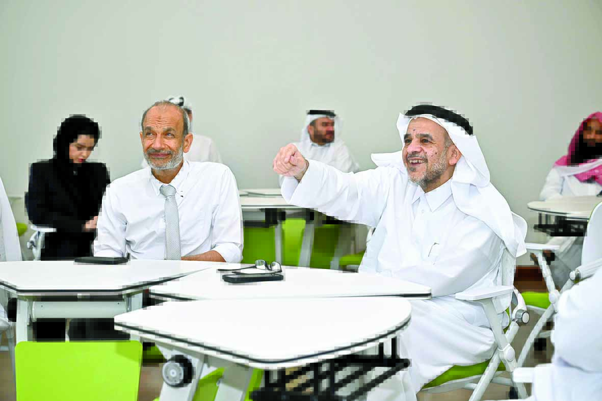 د. الأنصاري يتفقد «الفصول الذكية» بجامعة قطر