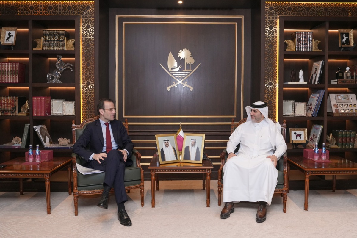محافظ مصرف قطر المركزي يجتمع مع السفير الفرنسي لدى الدولة