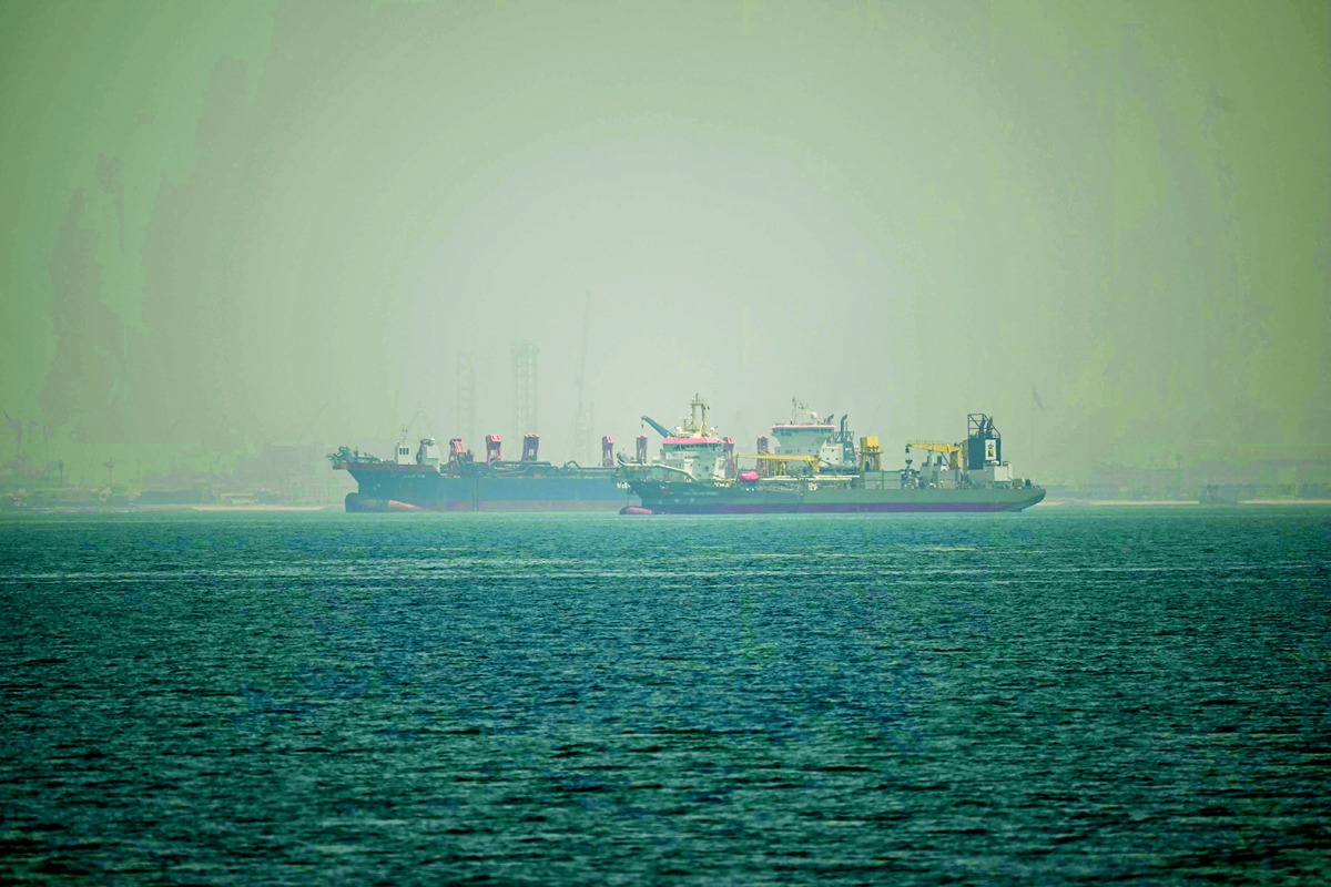 بكين تدعو لإبقاء المضيق مفتوحاً.. باريس تُحمّل واشنطن وطهران مسؤولية التوتر بـ &laquo;هرمز&raquo;