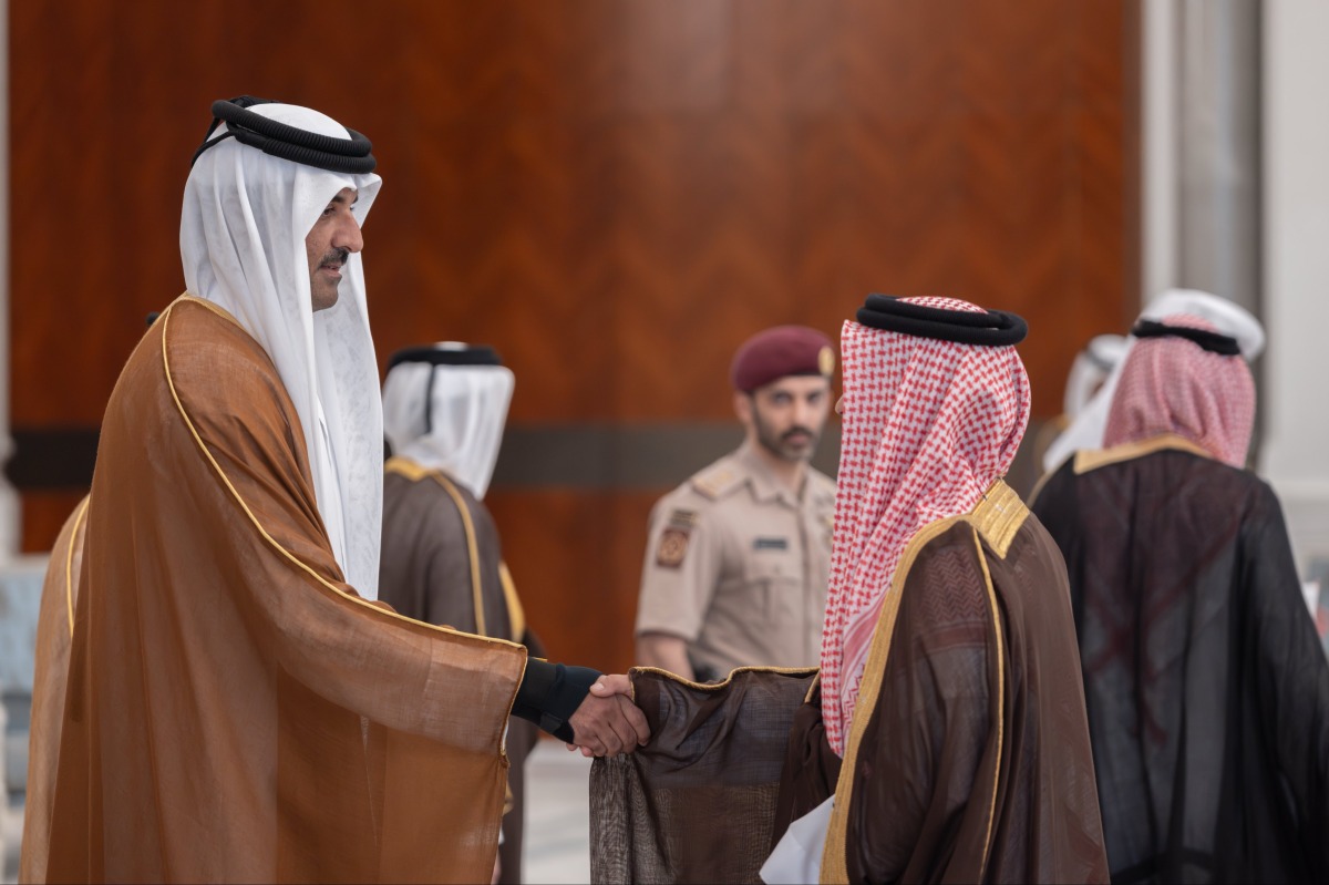 ‫ سمو الأمير يستقبل مزيداً من المعزين في مساء ثالث أيام العزاء بوفاة سمو الأمير الوالد
